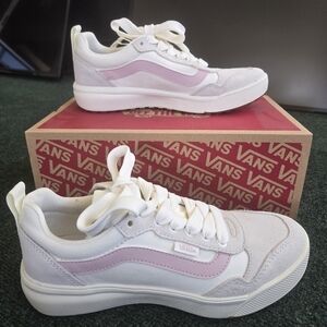 Vans Women's Range Exp Low-Top Sneaker in White and Light Pink